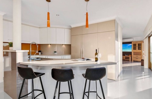 Sapphire Beach Casa | Beachside Manor - Stunning 6-bedroom, 3-bathroom home in an exclusive, absolute beachfront location