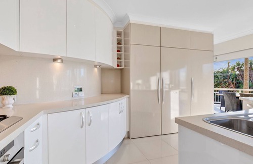 Sapphire Beach Casa | Beachside Manor - Stunning 6-bedroom, 3-bathroom home in an exclusive, absolute beachfront location