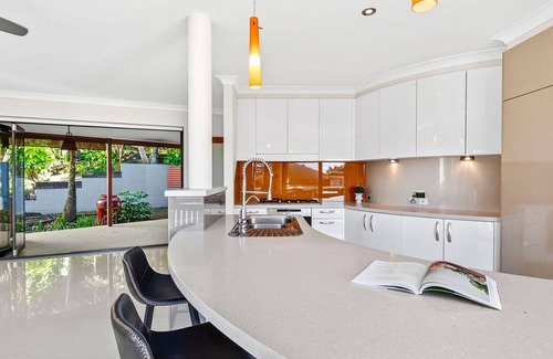 Sapphire Beach Casa | Beachside Manor - Stunning 6-bedroom, 3-bathroom home in an exclusive, absolute beachfront location