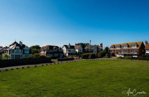 Burmarsh Casa | Beachside period family home. 5 BR spacious, comfortable.