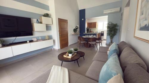 La Iglesia Apartamento | Beachside Pool Apartment With Parking & Washer