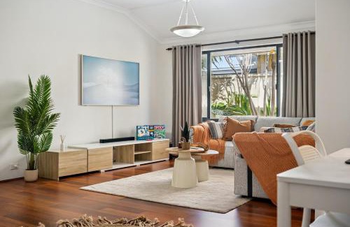Scarborough Casa | Beachside Stay, Cafes Nearby, 100Mbps WiFi