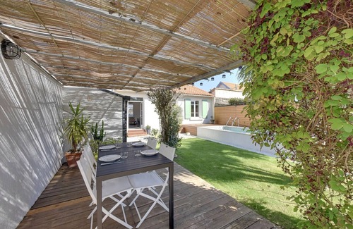 Quartier du Casino Casa | Casa renovada con piscina, jardín y terraza, cerca de la playa y del mercado. Ideal para 4 personas.