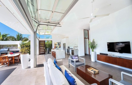 Long Bay Villa | Summer DEALS - White Villas Resort Seaside Villa 8