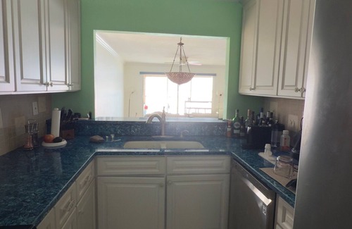 Belleair Beach Condominio | Beachside, with endless sunsets, in our modern 2-bedroom in Belleair Beach.