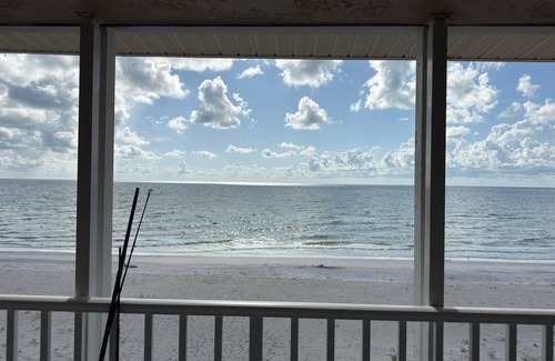 Belleair Beach Condominio | Beachside, with endless sunsets, in our modern 2-bedroom in Belleair Beach.