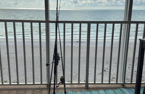 Belleair Beach Condominio | Beachside, with endless sunsets, in our modern 2-bedroom in Belleair Beach.