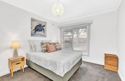 Glenelg East Casa | Beachtown Breeze - A Coastal Gem in Glenelg East