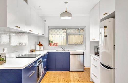 Glenelg East Casa | Beachtown Breeze - A Coastal Gem in Glenelg East