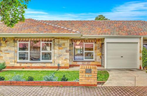 Glenelg East Casa | Beachtown Breeze - A Coastal Gem in Glenelg East