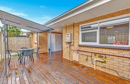 Glenelg East Casa | Beachtown Breeze A Coastal Gem in Glenelg East