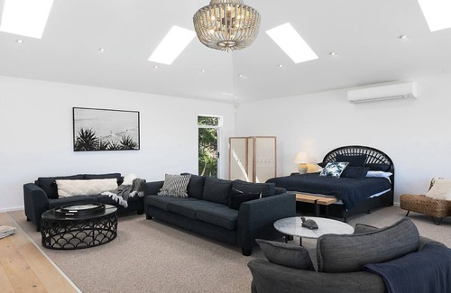 Copacabana Casa | BEACHVIEW SPECTACULAR | Amazing views, fireplace, close to the beach | Accom Holidays