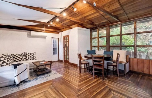 Beachwood Canyon Cabina | Beachwood Cabin Spa with Sauna and Hot Tub