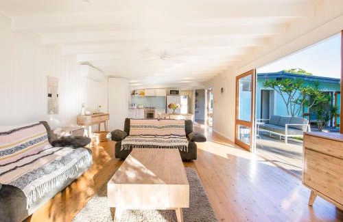 Callala Beach Casa | Beachwood - Firepit - Pet Friendly - 2 Mins Walk to the Beach