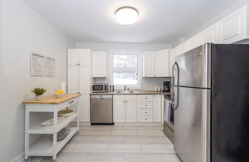 Vanier Casa | Beachwood Village Retreat