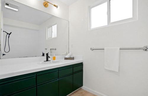 Sharp Park Apartamento | Beachy 1BR Escape with Sofa Bed - Golf & Beach Nearby