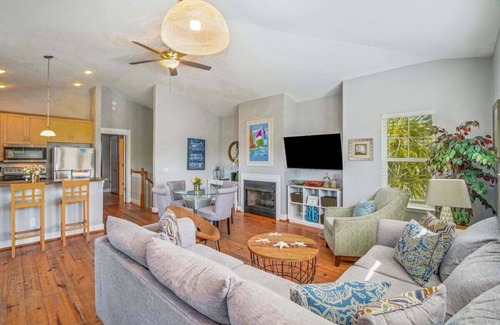 Bel Air Casa | Beachy 3BR Retreat w/Pool, Balcony & Dog Friendly