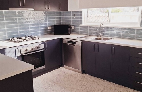 Rockingham Apartamento | New to VRBO: Beachy Apartment Near Penguin Island & Safety Bay