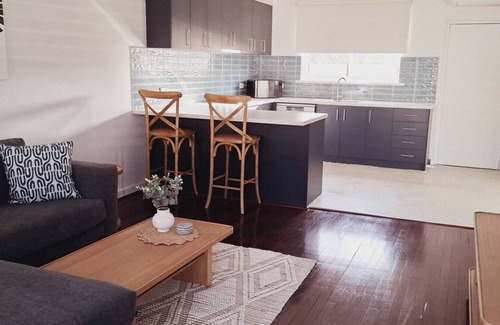 Rockingham Apartamento | New to VRBO: Beachy Apartment Near Penguin Island & Safety Bay