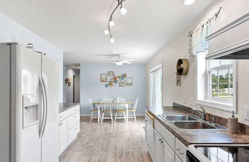 Milton Casa | Beachy Bliss - Peaceful, Cute & Poolside!