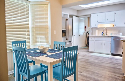 Isle of Palms Casa | Beachy Bungalow: 3BR Home w/ Billiards/grill!