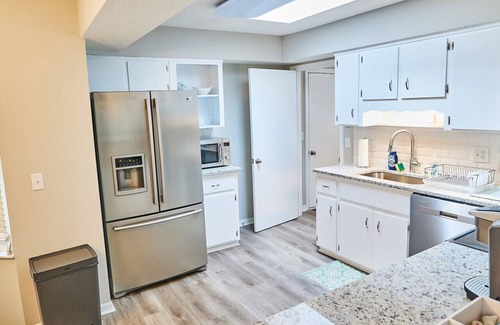 Isle of Palms Casa | Beachy Bungalow: 3BR Home w/ Billiards/grill!