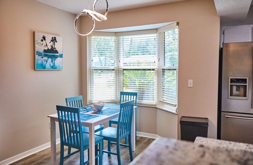 Isle of Palms Casa | Beachy Bungalow: 3BR Home w/ Billiards/grill!