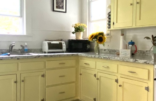 East Marion Cabaña | Beachy Cottage by the Bay