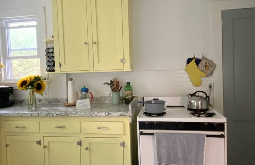 East Marion Cabaña | Beachy Cottage by the Bay