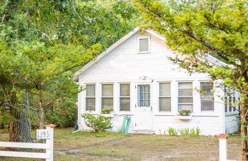 East Marion Cabaña | Beachy Cottage by the Bay
