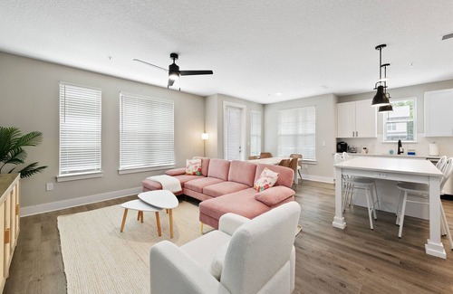 Deerwood Apartamento | Beachy Getaway: 3BR/3BA Posh Units w./ Pool & Gym