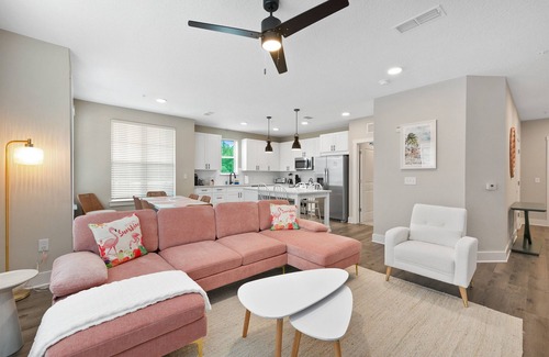 Deerwood Apartamento | Beachy Getaway: 3BR/3BA Posh Units w./ Pool & Gym