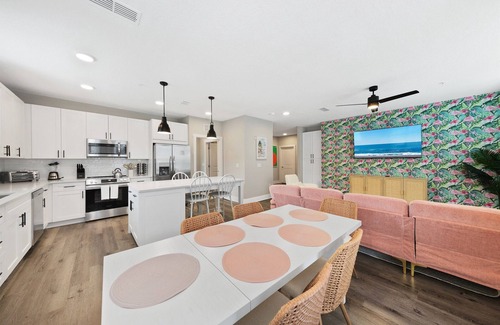 Deerwood Apartamento | Beachy Getaway: 3BR/3BA Posh Units w./ Pool & Gym
