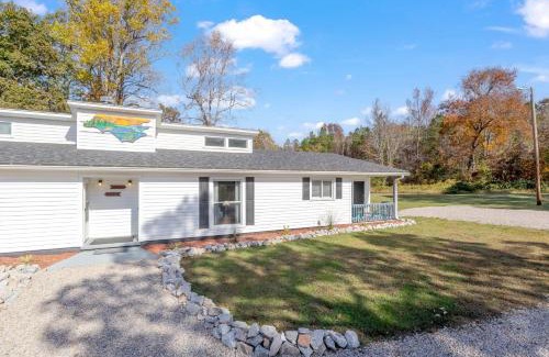 Wake County Apartamento | Beachy Getaway - Cozy and Secluded Lodge Home