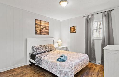 Wake County Apartamento | Beachy Getaway - Cozy and Secluded Lodge Home
