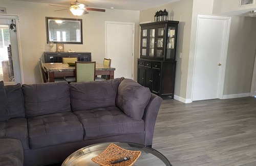 Forest Hills Casa | Beachy Holiday Home- 3/2 up to 5 guests