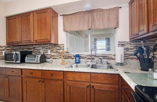 Interchange Square Apartamento | Beachy Home with Rec Room and Patio