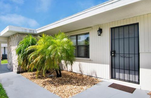 Interchange Square Apartamento | Beachy Home with Rec Room and Patio