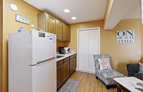 Isle of Palms Condominio | Beachy Isle of Palms Studio Condo only 1 Block From BEACH. King Bed!!
