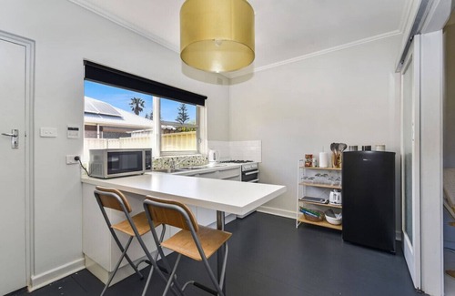 Henley Beach Apartamento | Beachy Keen in Gorgeous Henley Beach