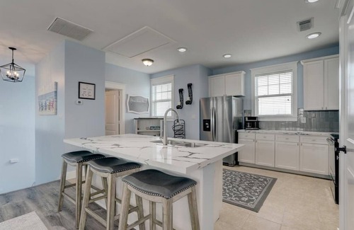 Galveston Cabaña | Beachy Keen-New Ocean Side Cottage- Now Pet Friendly!