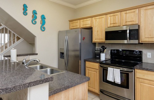 Corpus Christi Casa | Beachy Keen TBE201K-Alluring 3-Story Townhome W/ Amazing Pool
