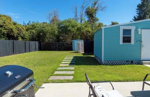 Highland City Apartamento | Beachy Poolside Palm nestled between PCB, Mexico Beach and downtown PC.