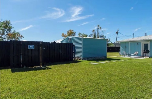 Highland City Apartamento | Beachy Poolside Palm nestled between PCB, Mexico Beach and downtown PC.