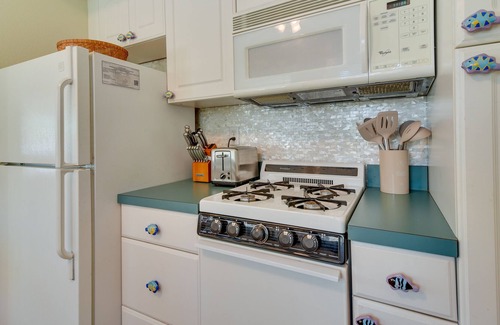 Tarpon Springs Cabaña | Beachy Tarpon Springs Retreat w/ Shared Pool!