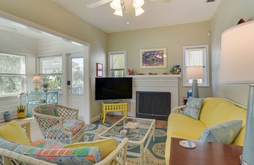 Tarpon Springs Cabaña | Beachy Tarpon Springs Retreat w/ Shared Pool!