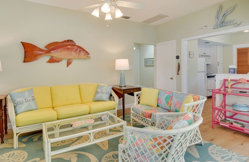 Tarpon Springs Cabaña | Beachy Tarpon Springs Retreat w/ Shared Pool!