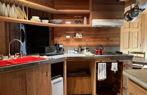Isle of Palms Apartamento | Beachy Vintage Vibe — Pet Friendly!