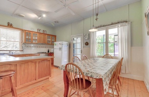 Lake Tyers Beach Casa | Beacon Cottage: una casa bien presentada de dos dormitorios con un acogedor refugio de bungalows