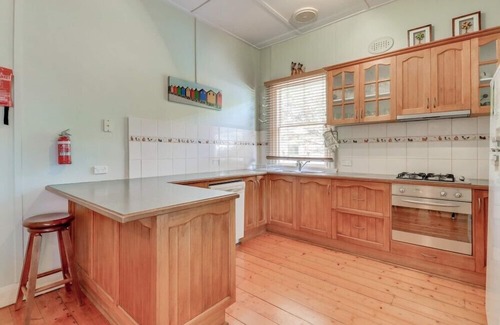 Lake Tyers Beach Casa | Beacon Cottage: una casa bien presentada de dos dormitorios con un acogedor refugio de bungalows